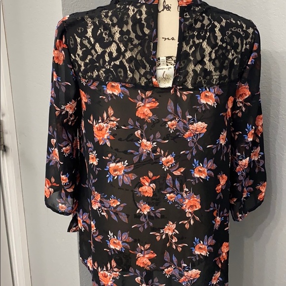 Floral and Lace Top - Picture 4 of 6